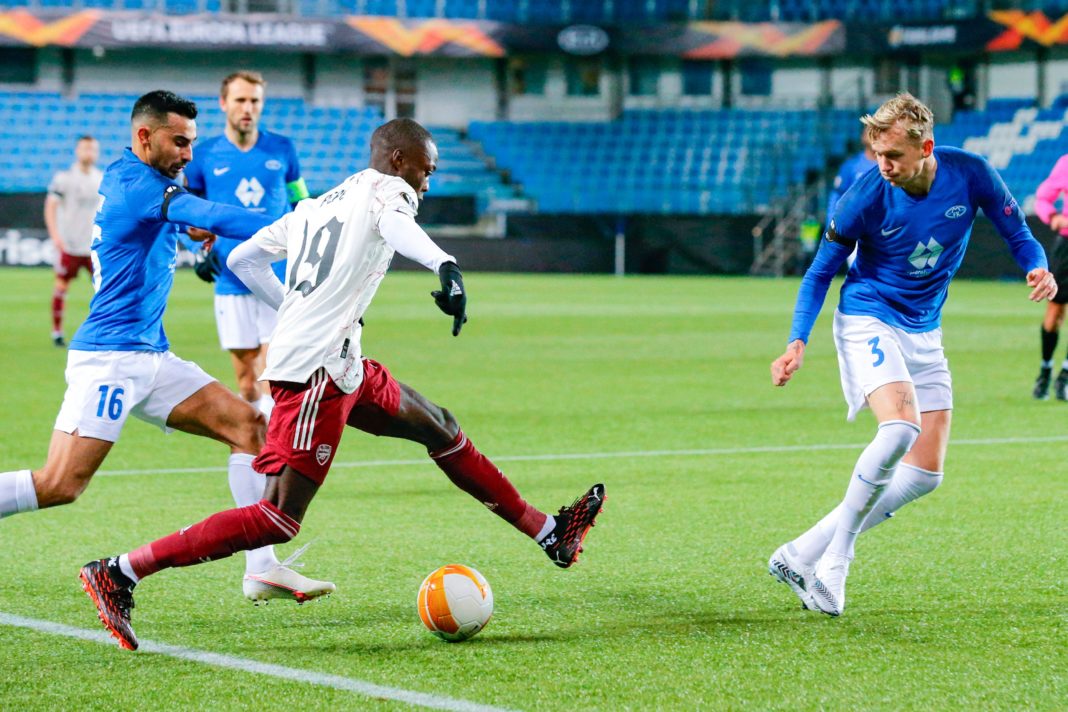 Arsenal's French-born Ivorian midfielder Nicolas Pepe (C) vies for the ball with Molde's Norwegian midfielder Etzaz Hussein (L) and Molde's Norwegian defender Birk Risa (R) during the UEFA Europa League group B football match Molde v Arsenal in Molde, Norway on November 26, 2020. (Photo by Svein Ove Ekornesvåg / NTB / AFP)