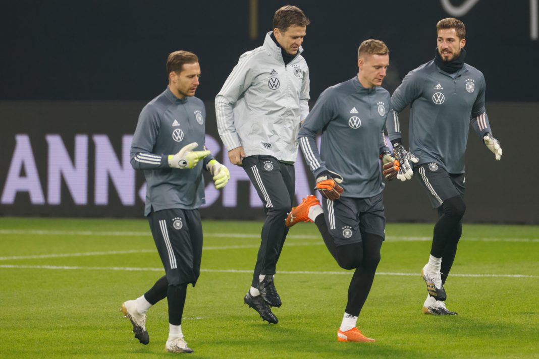 Germany's goalkeeper Kevin Trapp (R) warms up next to team manager Oliver Bierhoff and Germany's goalkeeper Bernd Leno (2nd R) during a training session in Leipzig, eastern Germany on November 10, 2020, the eve of the international friendly football match against the Czech Republic. (Photo by Odd ANDERSEN / AFP)