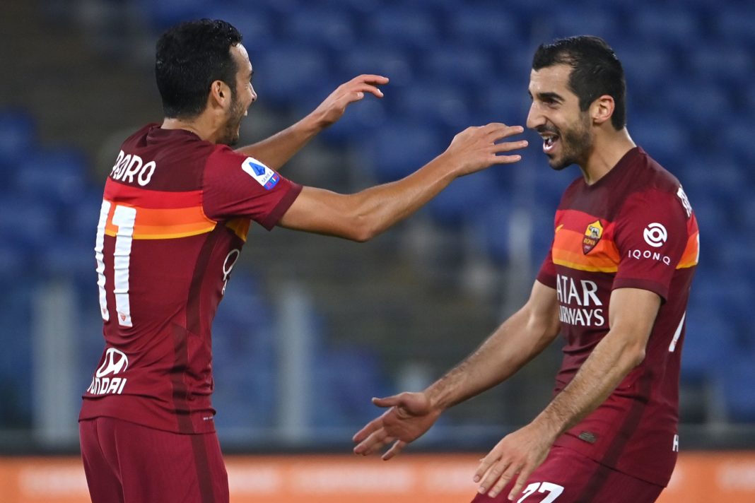 AS Roma's forward Pedro Rodriguez (L) celebrates with AS Roma's Armenian midfielder Henrik Mkhitaryan his goal during the Italian Serie A football match Roma vs Fiorentina at the Olympic stadium in Rome on November 1, 2020. (Photo by Alberto PIZZOLI / AFP)
