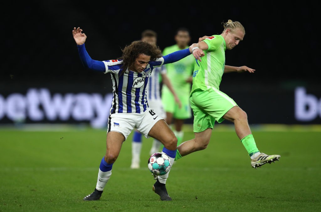 BERLIN, GERMANY - NOVEMBER 01: Matteo Guendouzi of Hertha BSC is challenged by Felix Klaus of VfL Wolfsburg during the Bundesliga match between Hertha BSC and VfL Wolfsburg at Olympiastadion on November 01, 2020 in Berlin, Germany. Football Stadiums around Europe remain empty due to the Coronavirus Pandemic as Government social distancing laws prohibit fans inside venues resulting in fixtures being played behind closed doors. (Photo by Maja Hitij/Getty Images)