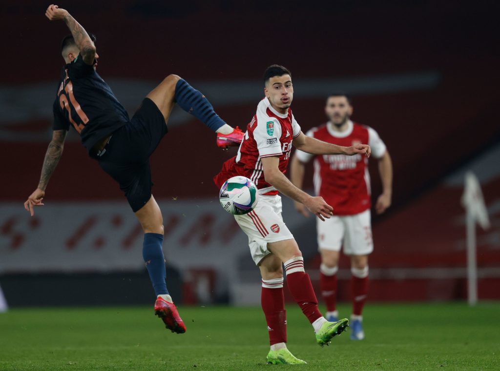 Manchester City's Spanish midfielder Ferran Torres (L) challenges Arsenal's Brazilian striker Gabriel Martinelli (C) during the English League Cup quarter final football match between Arsenal and Manchester City at the Emirates Stadium, in London on December 22, 2020. (Photo by Adrian DENNIS / AFP)