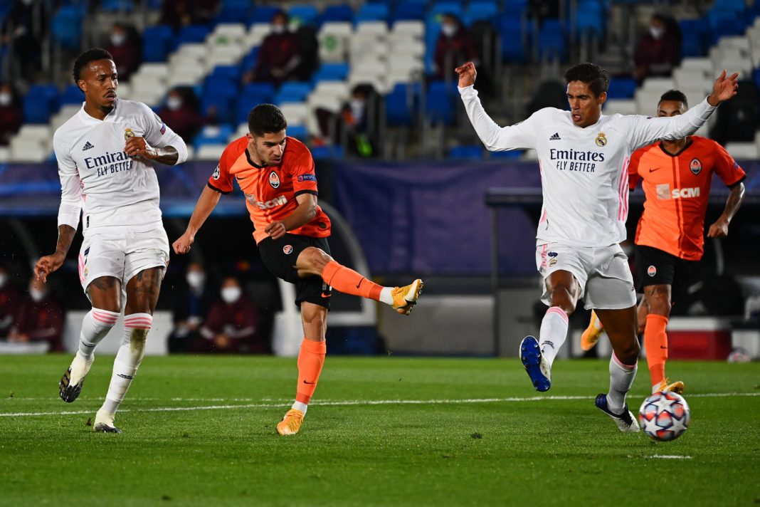 Shakhtar Donetsk's Israeli forward Manor Solomon (C) scores a goal during the UEFA Champions League group B football match between Real Madrid and Shakhtar Donetsk at the Alfredo di Stefano stadium in Valdebebas on the outskirts of Madrid on October 21, 2020. (Photo by GABRIEL BOUYS/AFP via Getty Images)