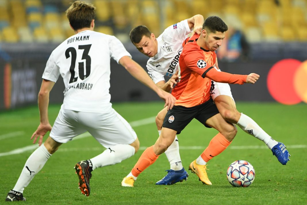 Shakhtar Donetsk's Israeli forward Manor Solomon (R) fights for the ball with Borussia Moenchengladbach's Austrian defender Stefan Lainer during the UEFA Champions League football match group B, between Shakhtar Donetsk and Borussia Moenchengladbach, at the Olympiyskiy stadium in Kiev on November 3, 2020. (Photo by SERGEI SUPINSKY/AFP via Getty Images)
