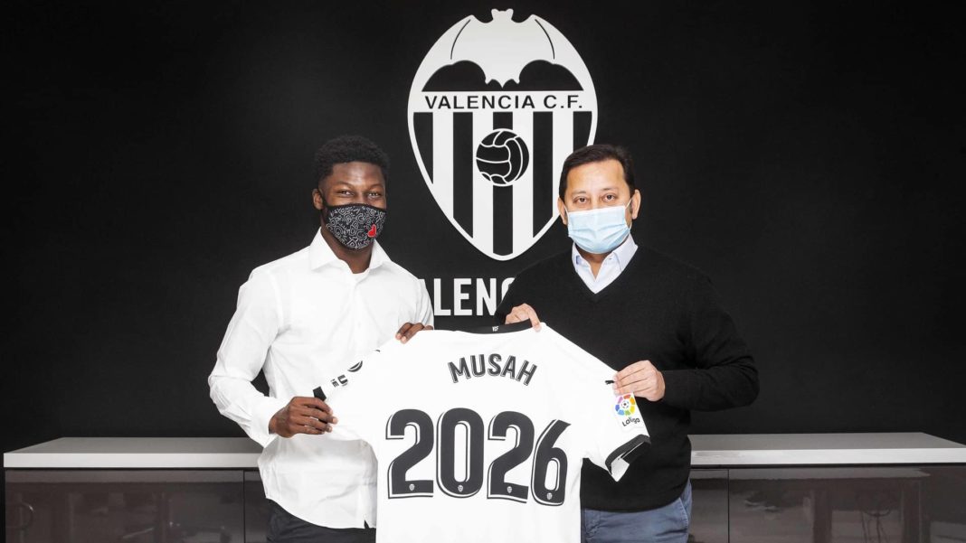 Yunus Musah after signing his contract extension with Valencia (Photo via ValenciaCF.com)