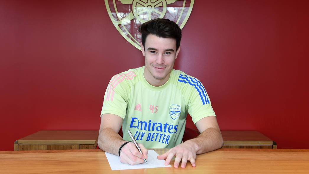 James Hillson signs a new contract with Arsenal (Photo via Arsenal.com)