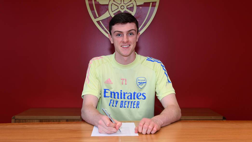 Alex Kirk signing his first professional contract with Arsenal (Photo via Arsenal.com)