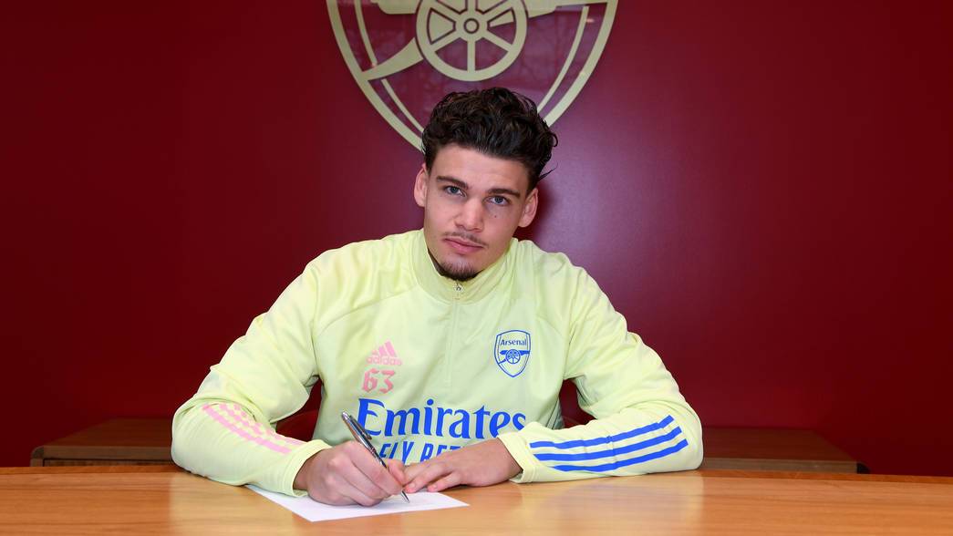 Omar Rekik signing for Arsenal (Photo via Arsenal.com)