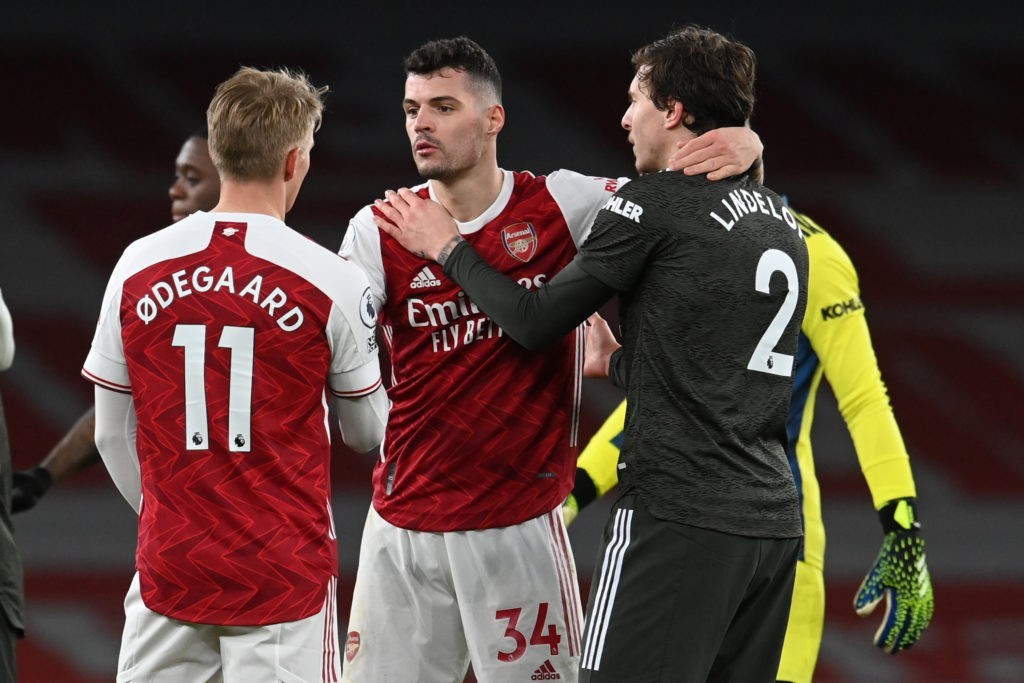 Arsenal's Norwegian midfielder Martin Odegaard (L) chats with Arsenal's Swiss midfielder Granit Xhaka (C) and Manchester United's Swedish defender Victor Lindelof (R) on the pitch after the English Premier League football match between Arsenal and Manchester United at the Emirates Stadium in London on January 30, 2021. - The game finished 0-0. (Photo by Andy Rain / POOL / AFP)