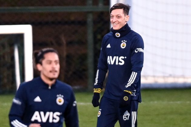 Fenerbahce's new transfer, German midfielder Mesut Ozil (R), takes part in his first training session with the team on January 24, 2021, in Istanbul. - Arsenal midfielder Mesut Ozil has joined Fenerbahce on a three-and-a-half year deal after last playing for the Gunners in March, both clubs announced on January 24. (Photo by Ozan KOSE / AFP)