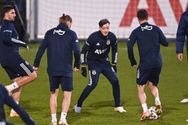 Fenerbahce's new transfer, German midfielder Mesut Ozil (R), takes part in his first training session with the team on January 24, 2021, in Istanbul. - Arsenal midfielder Mesut Ozil has joined Fenerbahce on a three-and-a-half year deal after last playing for the Gunners in March, both clubs announced on January 24. (Photo by Ozan KOSE / AFP)