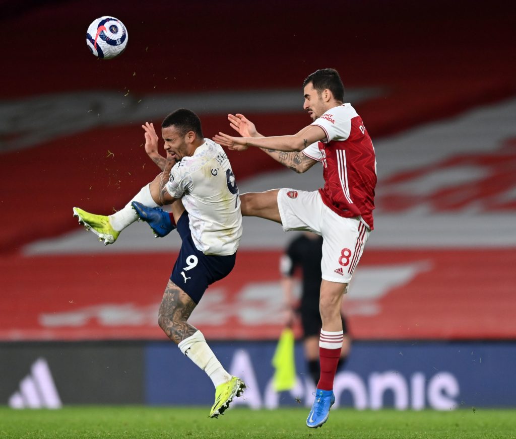 Manchester City's Brazilian striker Gabriel Jesus (L) vies with Arsenal's Spanish midfielder Dani Ceballos (R) during the English Premier League football match between Arsenal and Manchester City at the Emirates Stadium in London on February 21, 2021. (Photo by Shaun Botterill / POOL / AFP)