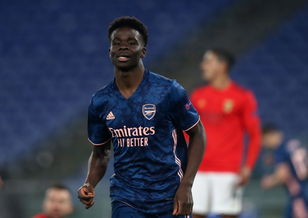 ROME, ITALY - FEBRUARY 18: Bukayo Saka of Arsenal celebrates after scoring their sides first goal during the UEFA Europa League Round of 32 match between SL Benfica and Arsenal FC at Stadio Olimpico on February 18, 2021 in Rome, Italy. SL Benfica face Arsenal FC at a neutral venue in Rome behind closed doors after Portugal imposed a ban on travellers arriving from the UK in an effort to prevent the spread of Covid-19 variants. (Photo by Paolo Bruno/Getty Images)