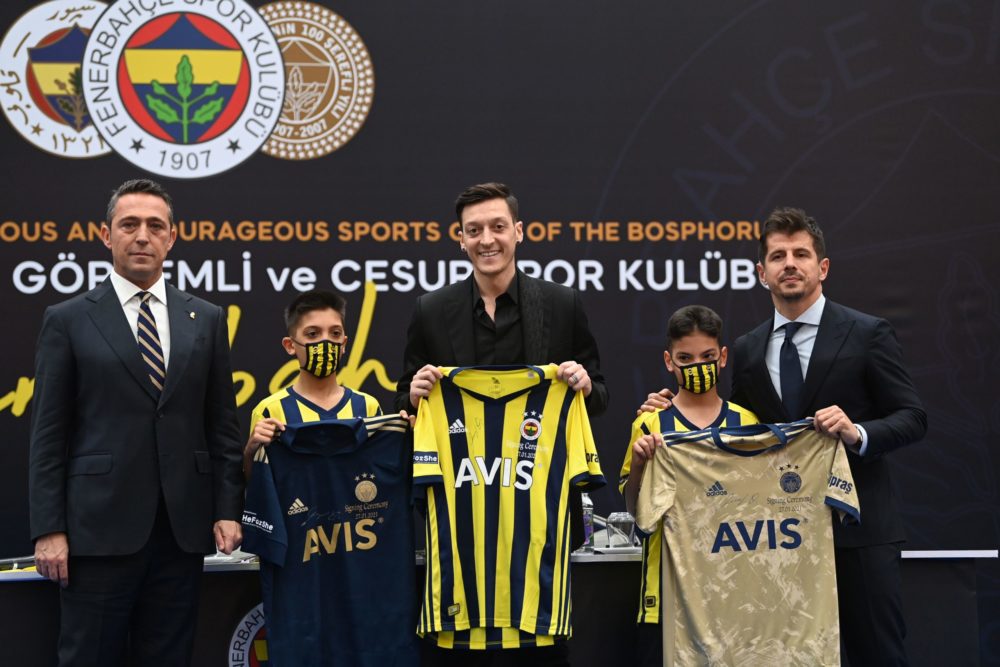 TOPSHOT - German midfielder Mesut Ozil (C) holds his new jersey as he poses with Fenerbahce's president Ali Koc (L) and sport director Emre Belezoglu (R), during a press conference after he signed his new three-and-a-half year contract with Turkish football club Fenerbahce at the Divan Faruk ilgaz facilities on January 27, 2021 in Istanbul. (Photo by Ozan KOSE / AFP) (Photo by OZAN KOSE/AFP via Getty Images)