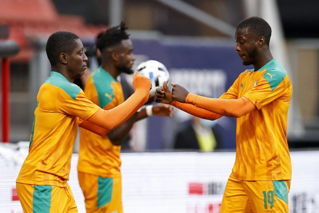 Max Alain Gradel of Ivory Coast, and Nicolas Pepe during the friendly match between Japan and Ivory Coast at Stadium Galgenwaard on October 13, 2020 in Utrecht, The Netherlands. VI ANP Sport / ANP IV