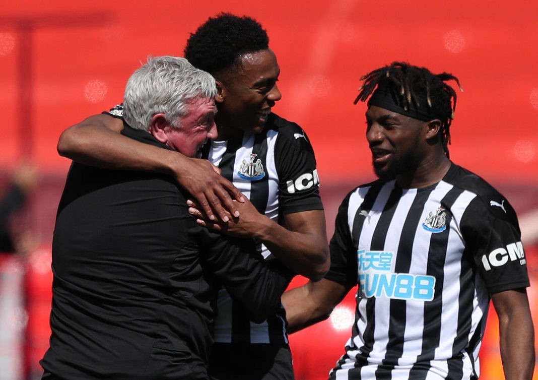 Joe Willock of Newcastle United celebrates with Newcastle United manager Steve Bruce after scoring in added time to level the score at 1-1 ActionPlus David Blunsden