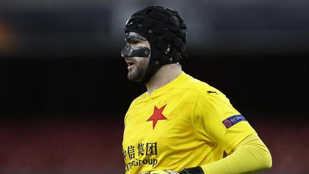 Ondřej Kolář with a protective mask during the match with Arsenal (Photo via Alastair Grant, CTK / AP)