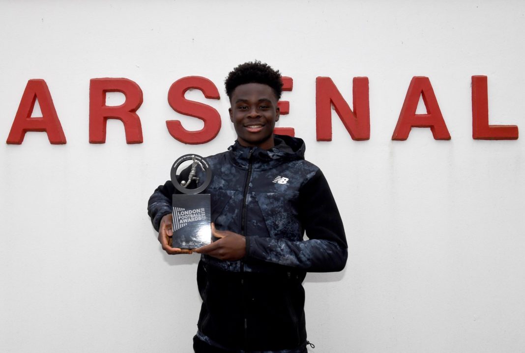 Bukayo Saka holding the London Awards' Young Player of the Year award (Photo via Saka on Twitter)