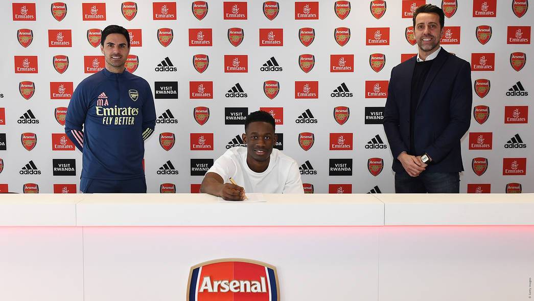 Folarin Balogun signing his new long-term contract with Arsenal (Photo via Arsenal.com)