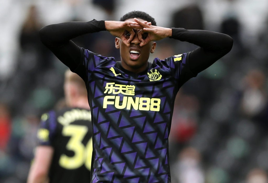Joe Willock celebrates the opening goal during the Premier League match at Craven Cottage, London. Picture date: Sunday May 23, 2021. Copyright: Matthew Childs
