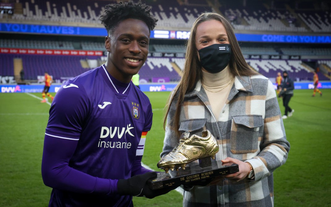 anderlecht s Tine De Caigny receives his golden shoes by Anderlecht s captain Albert Sambi Lokonga before a soccer match