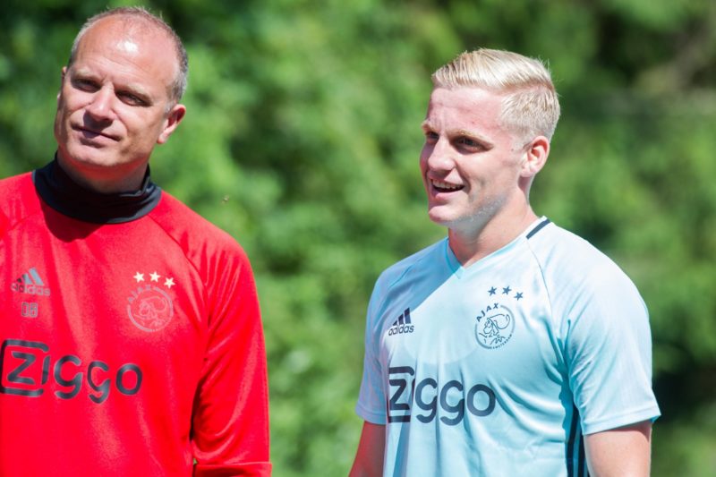 AMSTERDAM, 28-06-2016, Amsterdamse Bos, Ajax traint in het Amsterdamse Bos, Dennis Bergkamp en Donny van de Beek. Bosloop Ajax