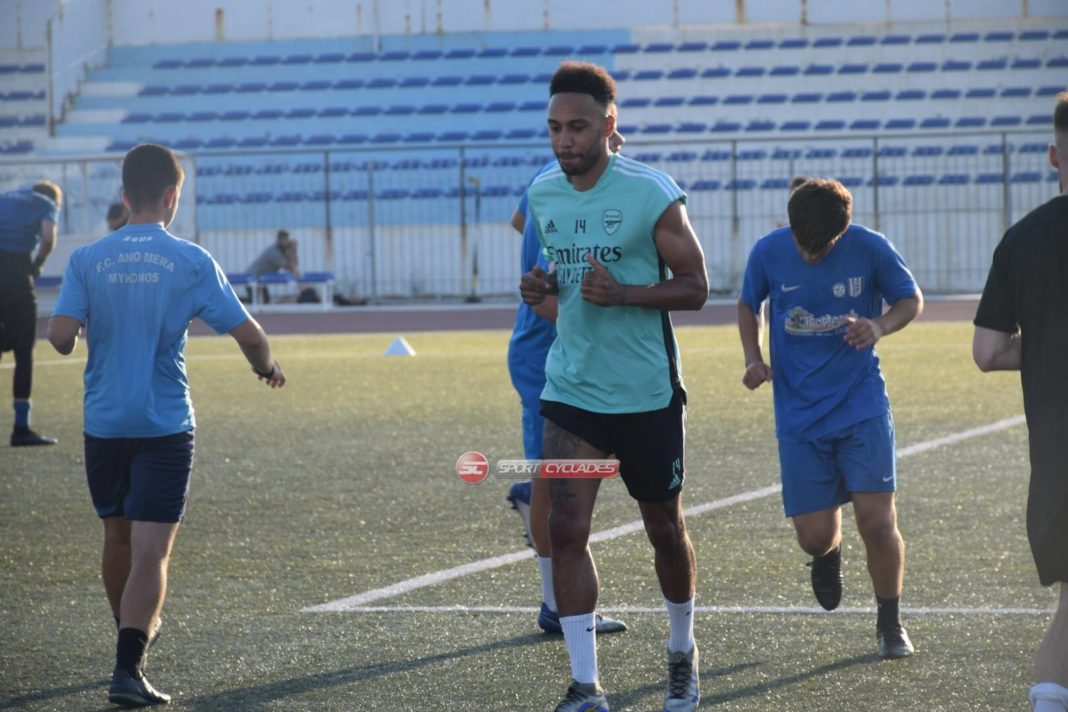 Pierre-Emerick Aubameyang in training with the academy players at A.O. Mykonos (Photo via Sport Cyclades)