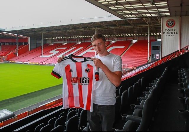Sydie Peck signing for Sheffield United (Photo via Peck on Instagram)