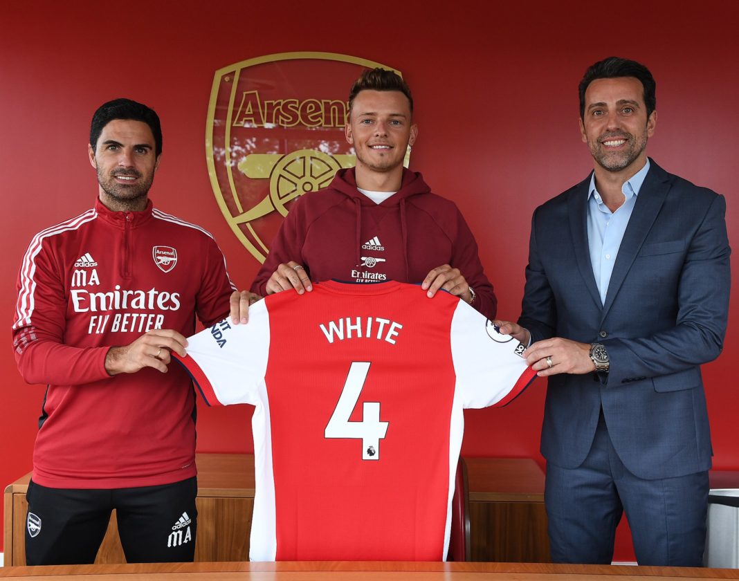 Ben White holding the number four shirt alongside Mikel Arteta and Edu Gaspar (Photo via Arsenal.com)
