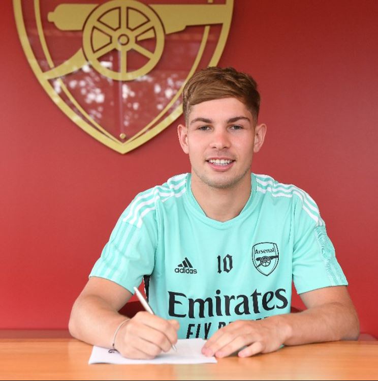 Emile Smith Rowe signing his new contract (Photo via Arsenal.com)
