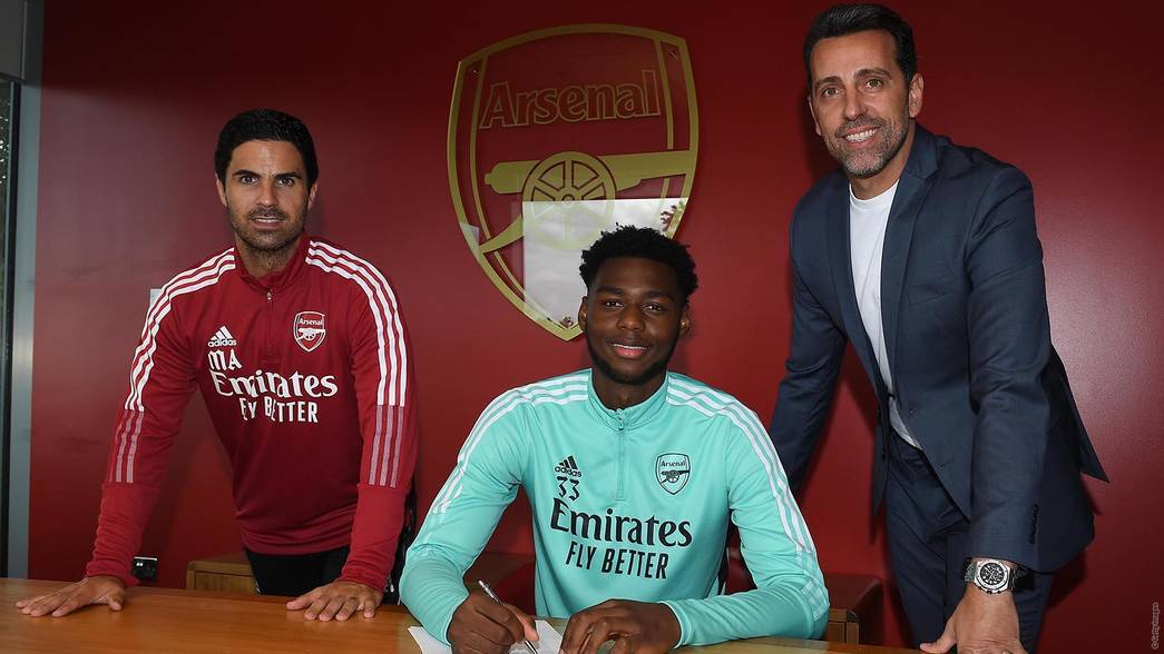 Arthur Okonkwo signs a contract extension with Arsenal alongside Mikel Arteta and Edu (Photo via Arsenal.com)