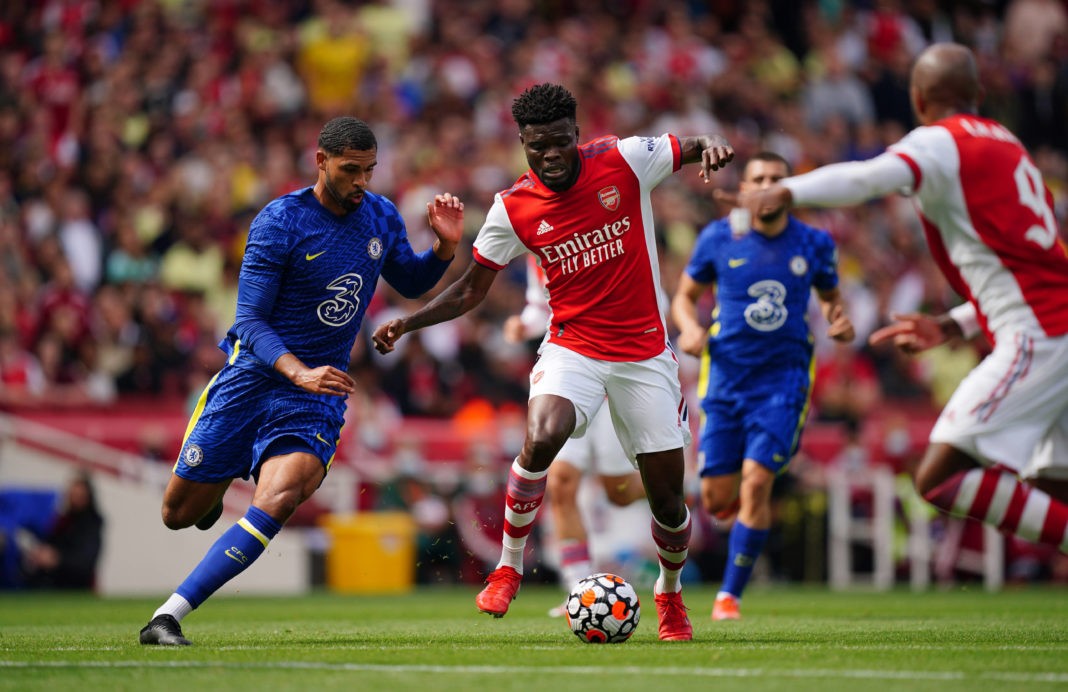 Emirates Stadium Chelsea s Ruben Loftus-Cheek left and Arsenal s Thomas Partey centre battle for the ball during The Mind Series match at Emirates Stadium, London. Picture date: Sunday August 1, 2021. rivalry.. Copyright: Aaron Chown