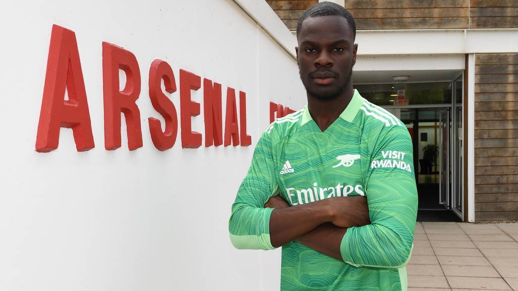 Ovie Ejeheri after signing his professional contract (Photo via Arsenal.com)