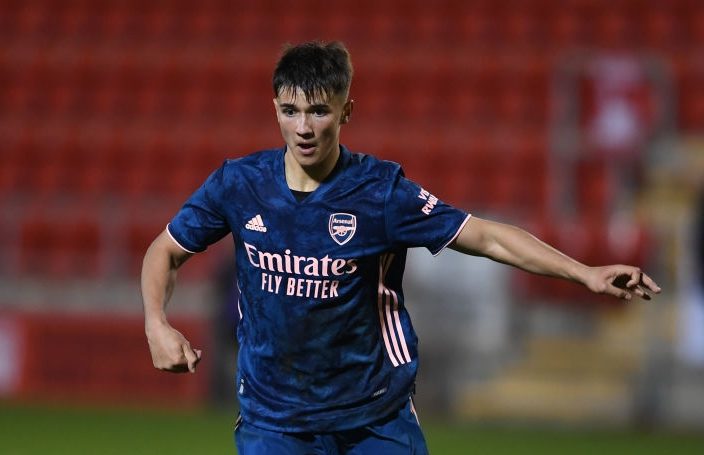 ROTHERHAM, ENGLAND: James Sweet of Arsenal controls the ball during the FA Youth Cup 3rd Round match between Rotherham United U18 and Arsenal U18 at AESSEAL New York Stadium on December 15, 2020 in Rotherham, England. (Photo by David Price/Arsenal FC via Getty Images)