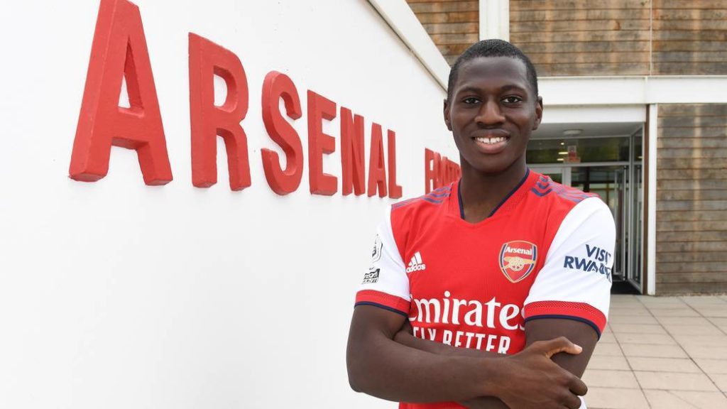 Mazeed Ogungbo after signing his professional contract (Photo via Arsenal.com)