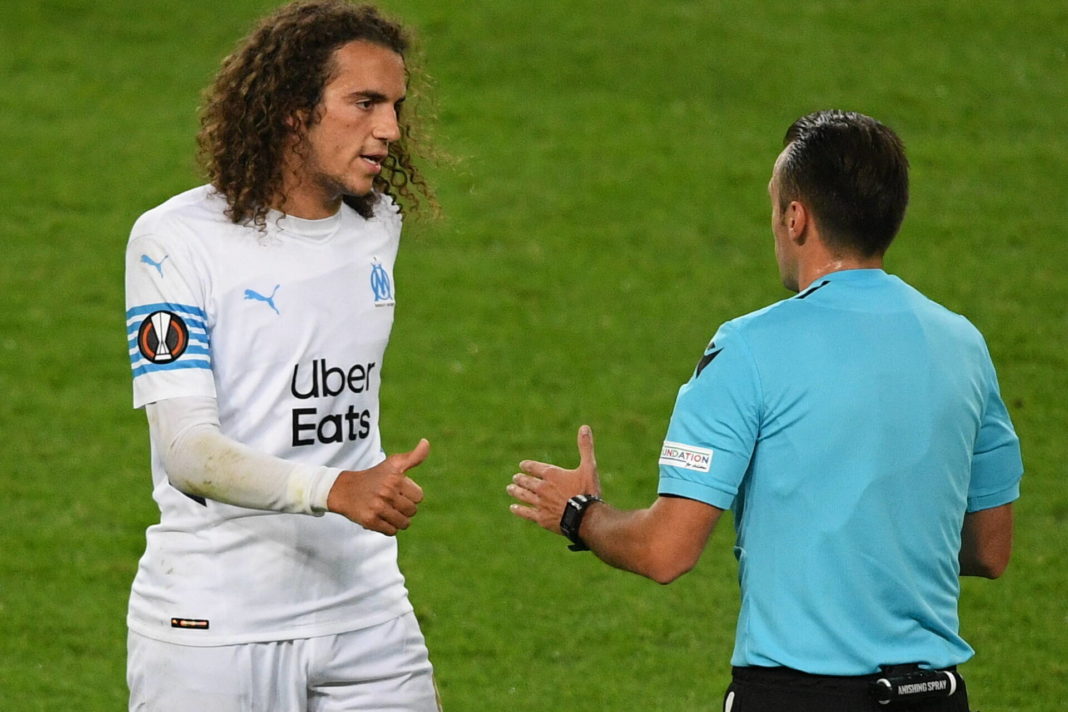 Referee Irfan Peljto and Marseille s Matteo Guendouzi speak during the Europa League soccer match between Lokomotiv Moscow and Olympique de Marseille, in Moscow, Russia. Ramil Sitdikov / Sputnik Russia Soccer Europa League Lokomotiv - Marseille