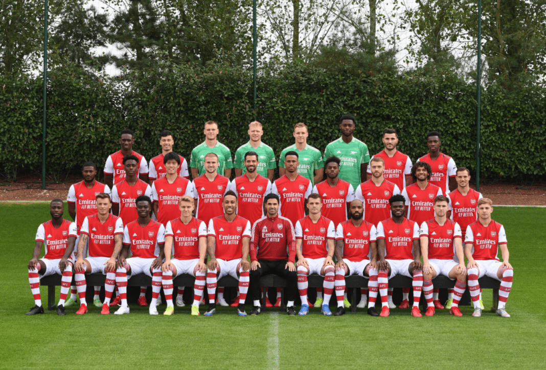 Arsenal 2021/22 first-team squad photo (Photo via Arsenal on Twitter)