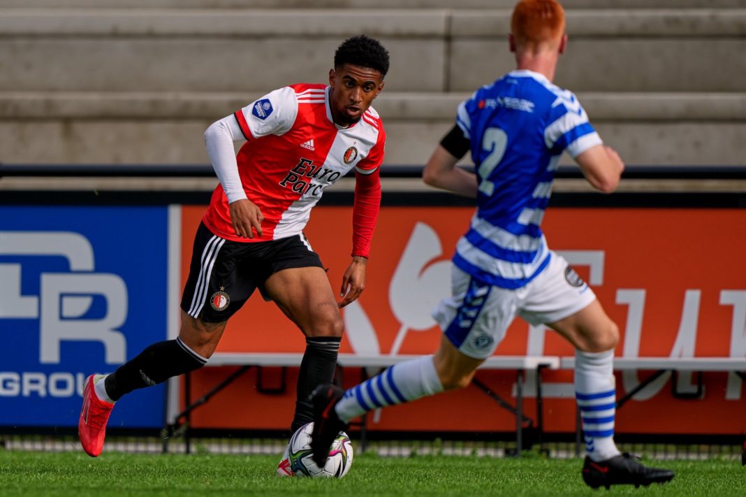 Reiss Nelson playing for Feyenoord (Photo via Feyenoord on Twitter)