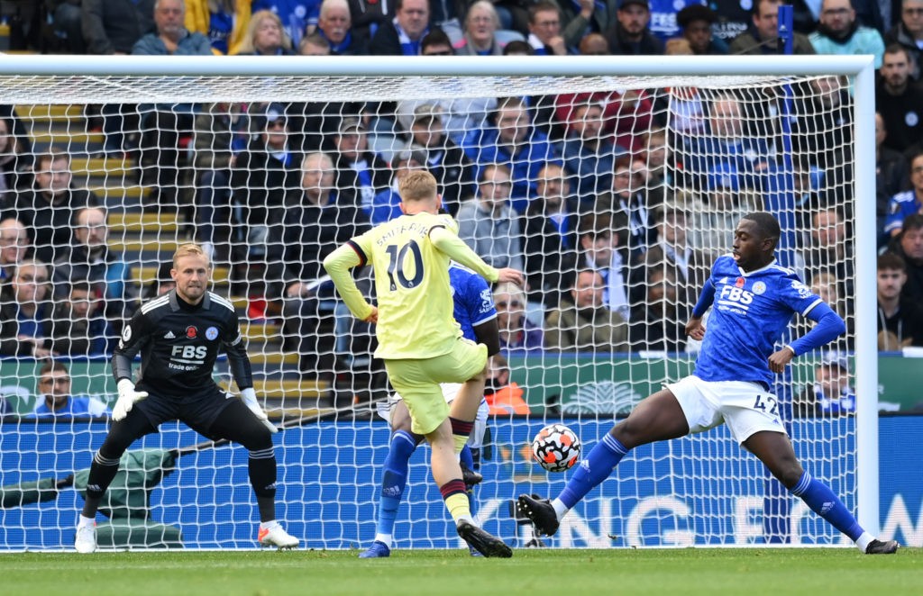 LEICESTER, ENGLAND - OCTOBER 30: Emile Smith Rowe of Arsenal scores their team's second goal during the Premier League match between Leicester City and Arsenal at The King Power Stadium on October 30, 2021 in Leicester, England. (Photo by Michael Regan/Getty Images)