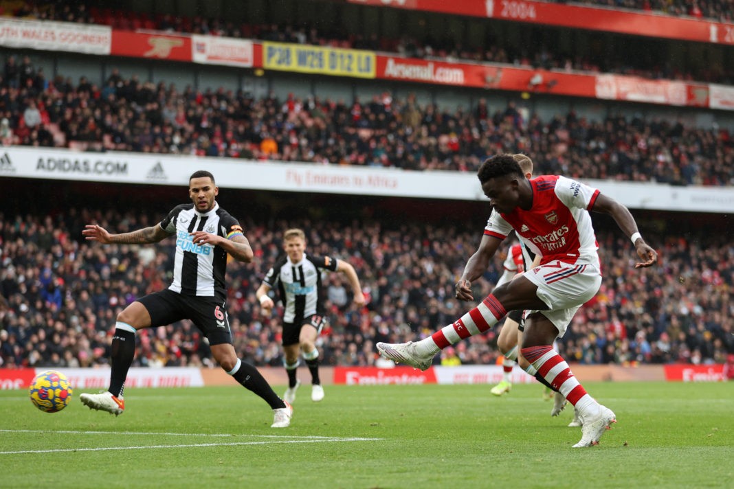LONDON, ENGLAND - NOVEMBER 27: Bukayo Saka of Arsenal scores their team's first goal during the Premier League match between Arsenal and Newcastle United at Emirates Stadium on November 27, 2021 in London, England. (Photo by Richard Heathcote/Getty Images)