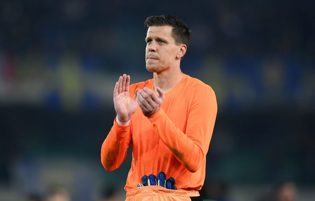 VERONA, ITALY - OCTOBER 30: Wojciech Szczesny of Juventus greet his fans during the Serie A match between Hellas and Juventus at Stadio Marcantonio Bentegodi on October 30, 2021 in Verona, Italy. (Photo by Alessandro Sabattini/Getty Images)