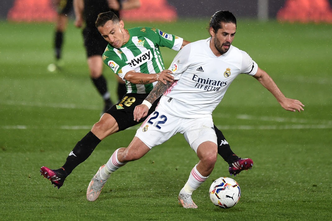 MADRID, SPAIN - APRIL 24: Isco of Real Madrid and Andres Guardado of Real Betis during the La Liga Santander match between Real Madrid and Real Betis at Estadio Santiago Bernabeu on April 24, 2021 in Madrid, Spain. Sporting stadiums around Spain remain under strict restrictions due to the Coronavirus Pandemic as Government social distancing laws prohibit fans inside venues resulting in games being played behind closed doors. (Photo by Denis Doyle/Getty Images)