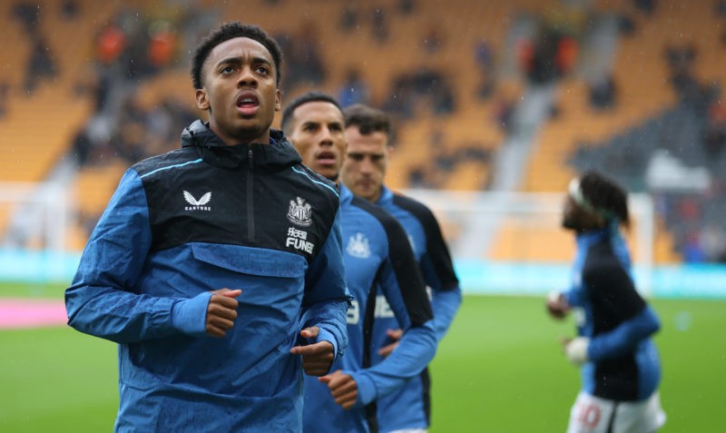 WOLVERHAMPTON, ENGLAND - OCTOBER 02: Joe Willock of Newcastle United warms up prior to the Premier League match between Wolverhampton Wanderers and Newcastle United at Molineux on October 02, 2021 in Wolverhampton, England. (Photo by Catherine Ivill/Getty Images)