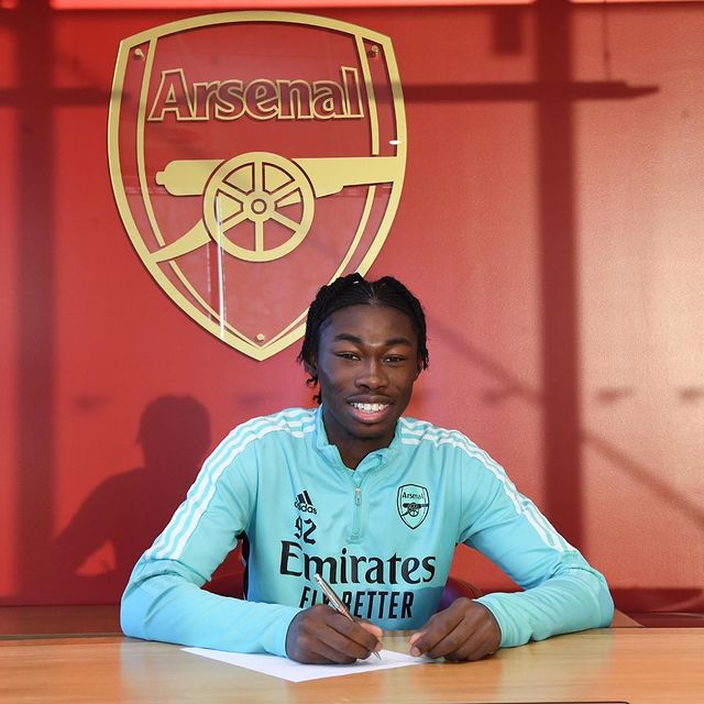 Henry Timi Davies after signing his professional contract with Arsenal (Photo via Davies on Instagram)