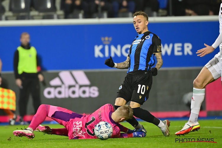 LEUVEN, BELGIUM: Alex Runarsson goalkeeper of OH Leuven battles for the ball with Noa Lang forward of Club Brugge during the Jupiler Pro League match between Oud-Heverlee Leuven and Club Brugge KV on December 15, 2021. (Photo by Peter De Voecht / Photonews)