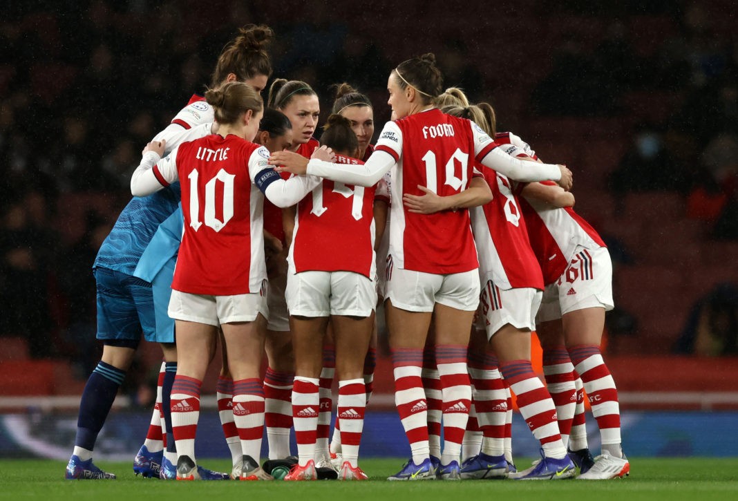 LONDON, ENGLAND - DECEMBER 09: Arsenal form a huddle during the UEFA Women's Champions League group C match between Arsenal WFC and FC Barcelona at Emirates Stadium on December 09, 2021 in London, England. (Photo by Paul Harding/Getty Images)