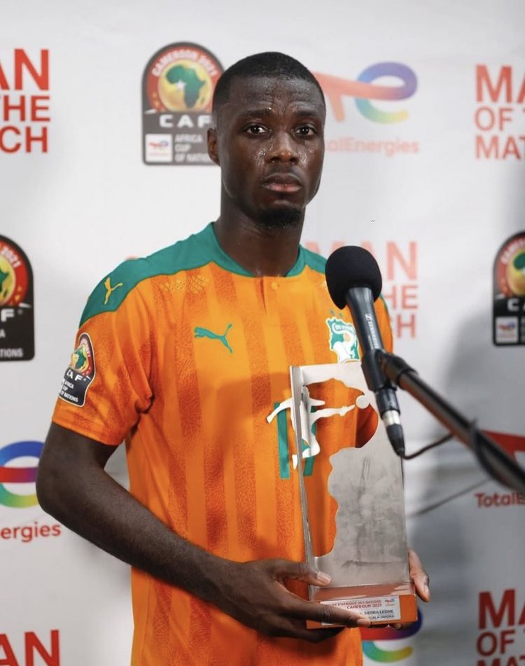 Nicolas Pepe with the Man of the Match award