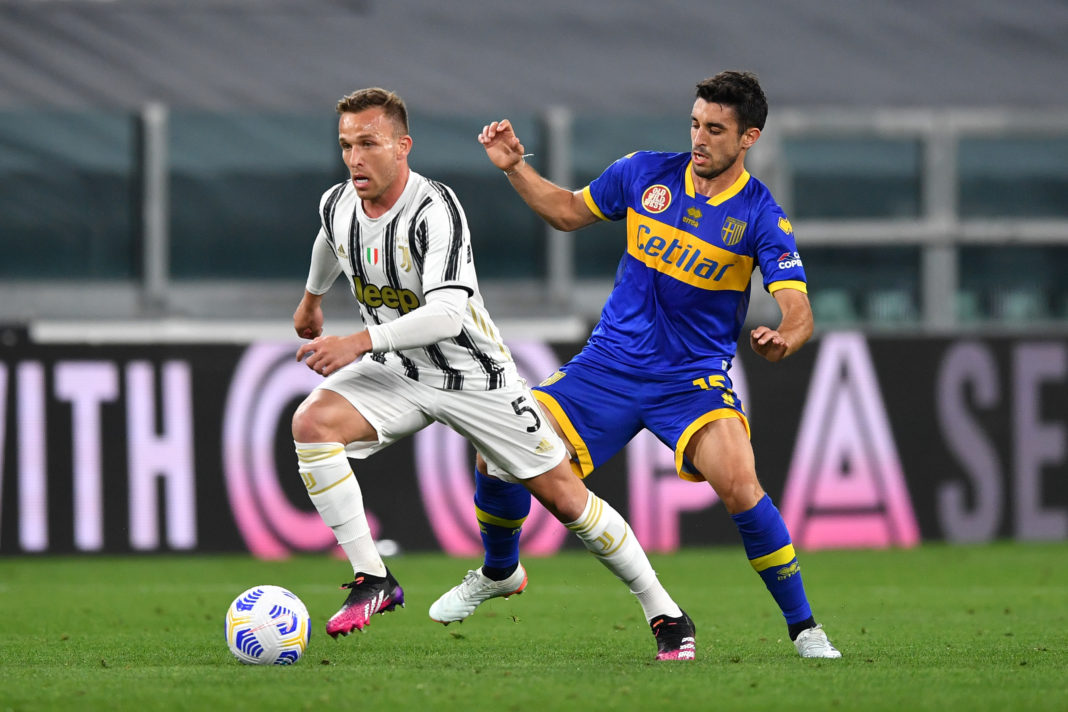 TURIN, ITALY: Melo Arthur of Juventus runs with the ball whilst under pressure from Gaston Brugman of Parma Calcio 1913 during the Serie A match between Juventus and Parma Calcio at Allianz Stadium on April 21, 2021. (Photo by Valerio Pennicino / Getty Images)