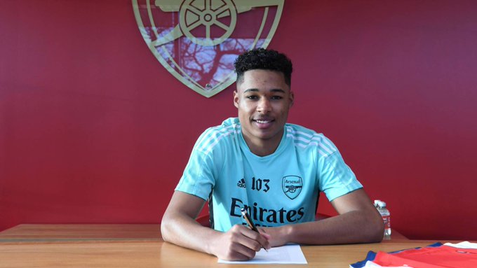 Reuell Walters signing his professional contract (Photo via Arsenal.com)