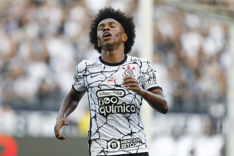 SAO PAULO, BRAZIL - NOVEMBER 28: Willian of Corinthians reacts after missing a chance of goal during the match between Corinthians and Athletico Paranaense as part of Brasileirao Series A 2021 at Neo Quimica Arena on November 28, 2021 in Sao Paulo, Brazil. (Photo by Ricardo Moreira/Getty Images)