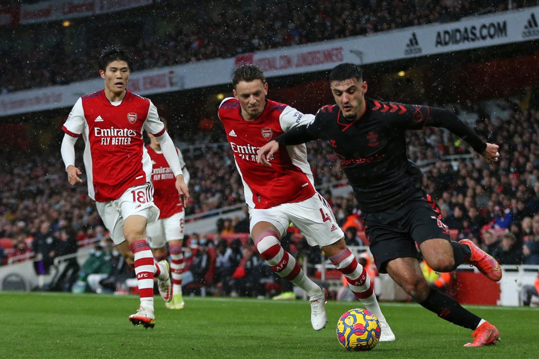 Southampton striker Armando Broja (R) vies with Arsenal defenders Takehiro Tomiyasu (L) and Ben White (C) during the English Premier League football match between Arsenal and Southampton at the Emirates Stadium in London on December 11, 2021. (Photo by STEVE BARDENS / AFP via Getty Images)